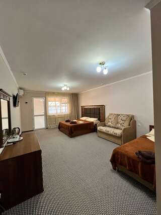 Гостиница Заря Лазаревское Классический четырехместный номер-7