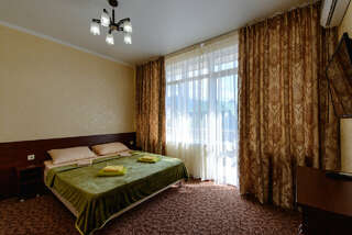 Гостиница Заря Лазаревское Семейный номер с балконом-1