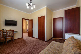 Гостиница Заря Лазаревское Семейный номер с балконом-6