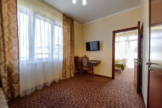 Гостиница Заря Лазаревское Семейный номер с балконом-5