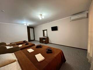 Гостиница Заря Лазаревское Классический четырехместный номер-6